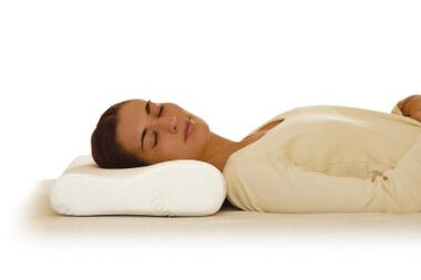 Ia berguna untuk pesakit dengan osteochondrosis serviks untuk tidur di atas bantal ortopedik