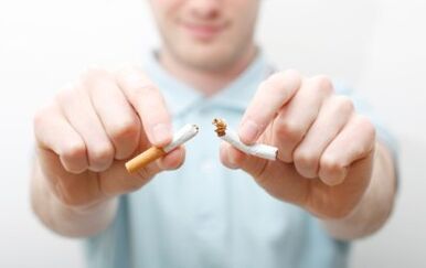 Untuk rawatan osteochondrosis serviks, adalah perlu untuk berhenti merokok. 