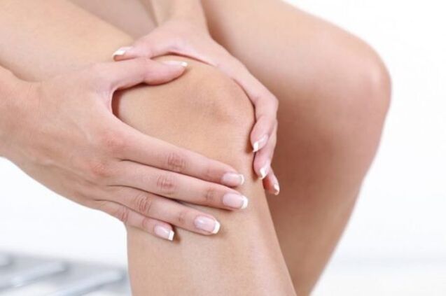 Dengan arthrosis, sakit akut berlaku, mengurangkan mobiliti sendi lutut. 